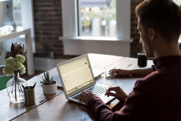 ChatGPT en français : guide d'utilisation + 50 prompts pour entrepreneurs